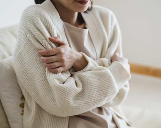 震える女性