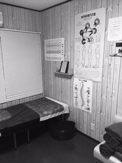 LECREE総合鍼灸高倉の白黒治療室写真