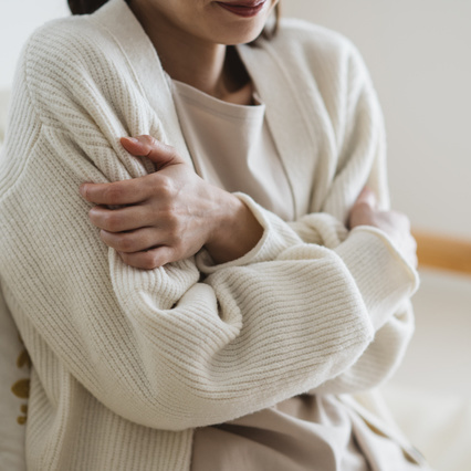 震える女性