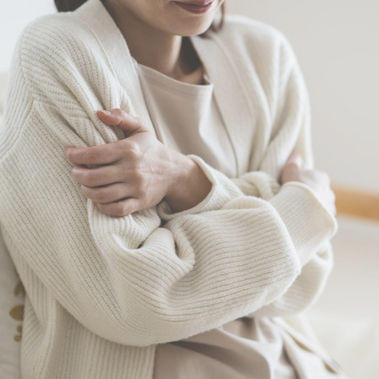 震える女性