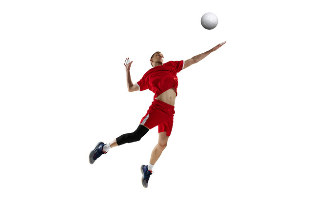スパイクを打つ男子バレーボール選手